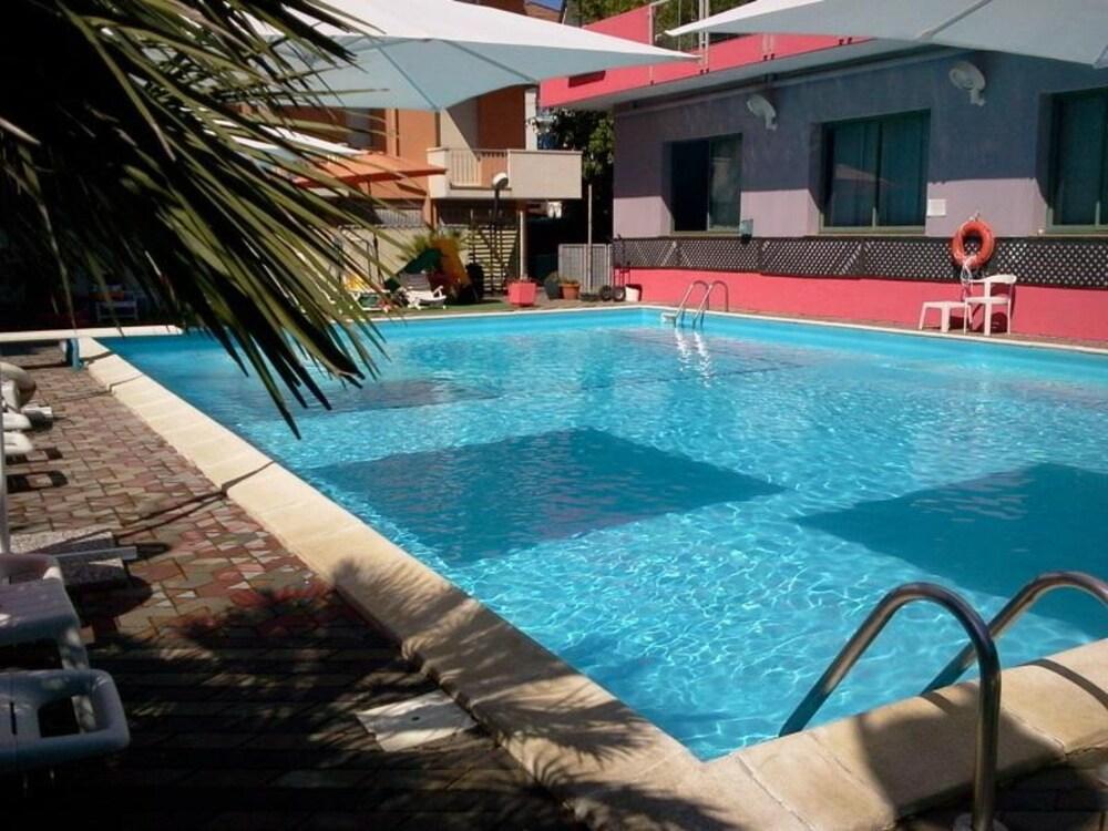 Hotel Edward Белариа-Игеа Марина Екстериор снимка