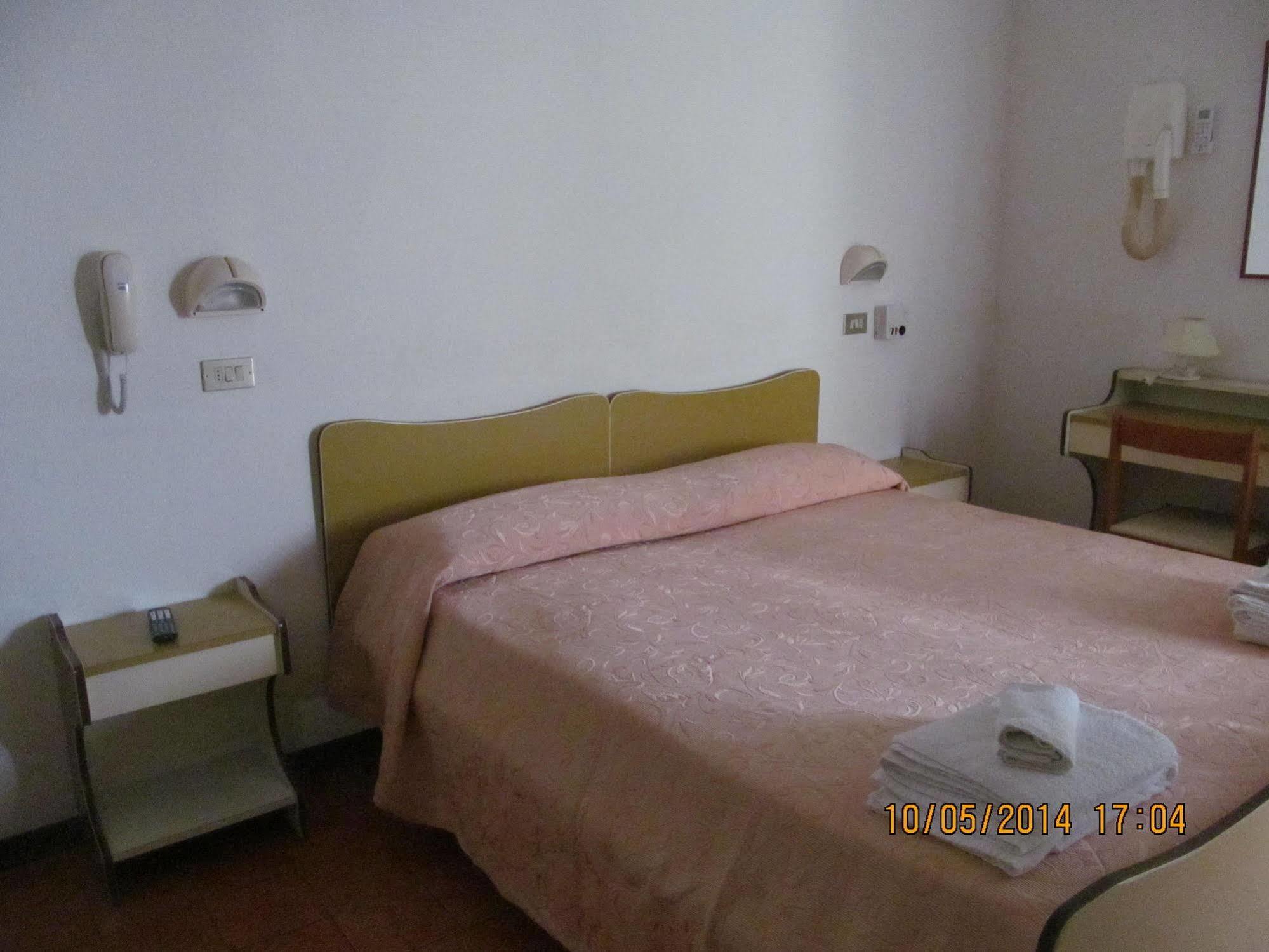 Hotel Edward Белариа-Игеа Марина Екстериор снимка