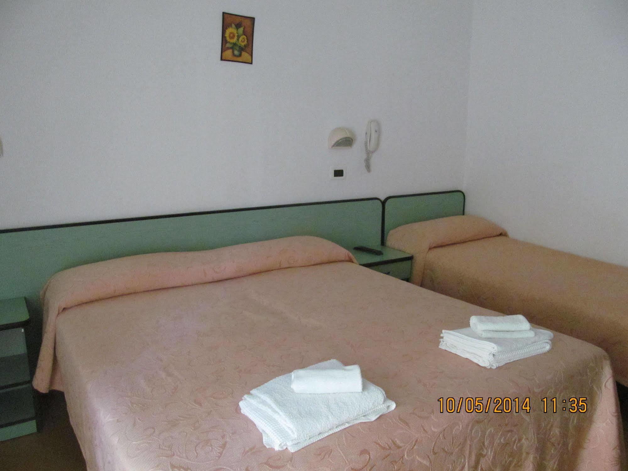 Hotel Edward Белариа-Игеа Марина Екстериор снимка